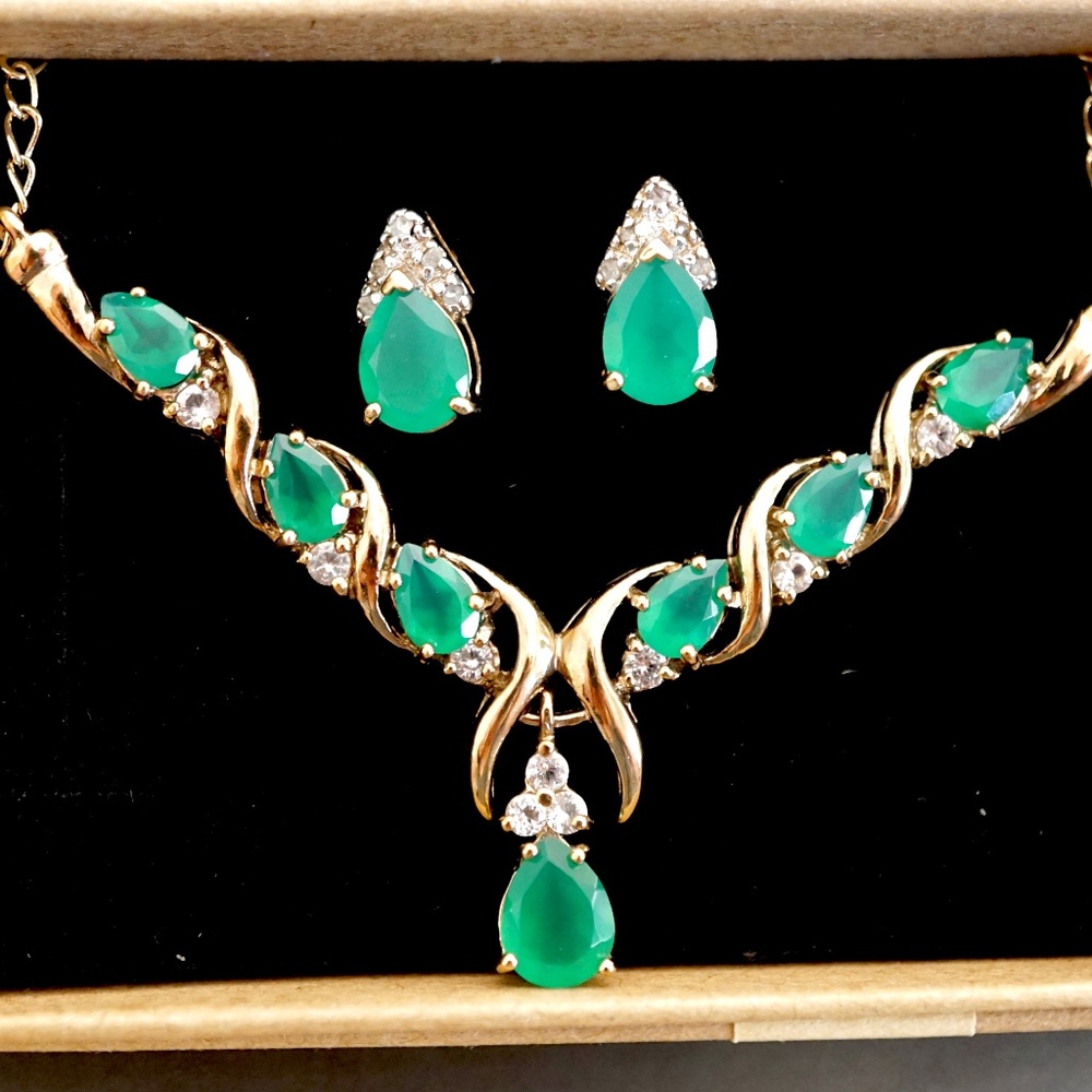 Beautiful Green Agate & Diamond Necklace/Earrings